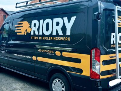 Bedrijfsbus van rioolservice Riory