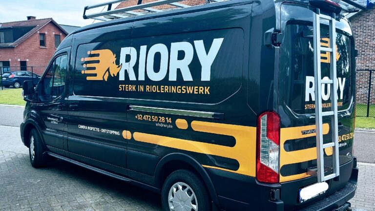 Bedrijfsbus van rioolservice Riory