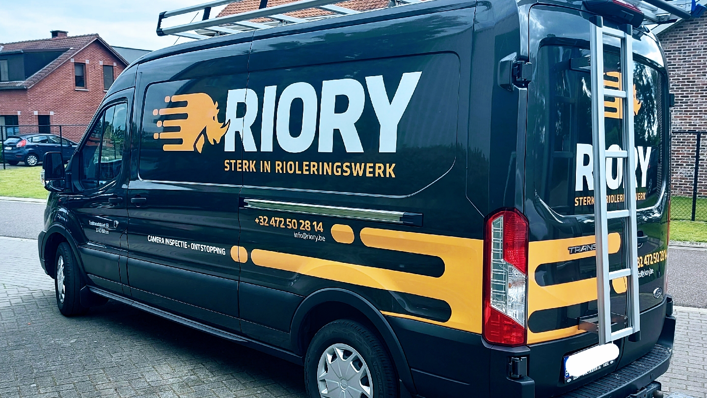Bedrijfsbus van rioolservice Riory
